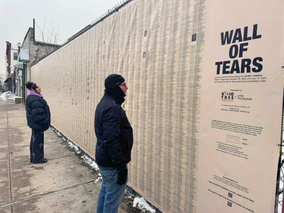 جدار الدموع .. عمل فني يوثِّق أسماء أكثر من 18 ألف طل ارتقوا في غزة