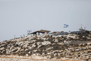 استيلاء المستوطنين على منطقة من قرية ديرعمار غرب رام الله والتمركز فيها بحماية من قوات الاحتلال وشق الطرق فيها بهدف بناء بُئرة استيطانية وتوسيع الاستي...