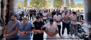 رغم التضييقات التي يفرضها الاحتلال على مدينة القدس ... ألاف المصلون يؤدون صلاة الجمعة في باحات المسجد الأقصى....