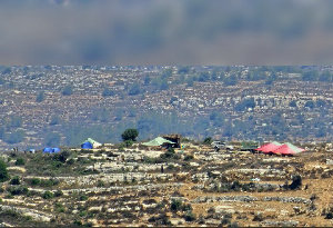 اقتحام  المستوطنين لمنطقة "جبل الخربة" الموجود  على  مدخل عطارة شمال رام الله ، ونصبوا خياماً  جديدة في المكان ....