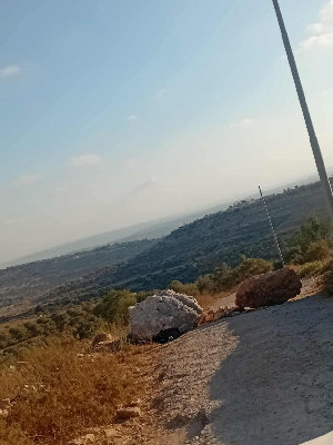 الصوت الفلسطيني | بعد استيلائهم على منطقة بالقرية المستوطنين يضعون العوائق أمام الأهالي في قرية دير عمار الواقعة  غرب  مدينة رام الله  لمنعهم من الوصو...