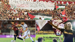 جماهير نادي ليفورنو الإيطالي ترفع أعلام فلسطين ولافتات تطالب بوقف الإباده بغزه....