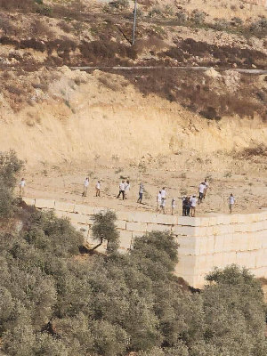 اقتحام عصابات المستوطنين لكل من قريتي بورين 'جنوب مدينة نابلس ' وصُرة ' غرب مدينة نابلس بحماية مشددة من قوات الاحتلال وقاموا بمداهمة المنازل واحتجاز ا...