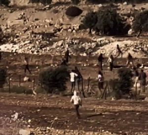  الصوت الفلسطيني | لليوم الرابع ع التوالي المستوطنين يُجددون اقتحامهم لقرية لمغير شمال شرق رام الله ومهاجمة غرف زراعية بالقرية والاعتداء على مالكينها ...