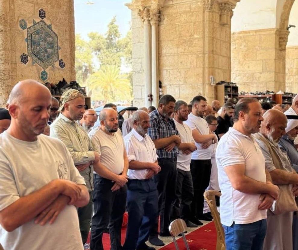 رغم التضييقات التي يفرضها الاحتلال، آلاف المصلين يؤدون صلاة الجمعة في المسجد الأقصى المبارك....