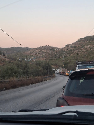 عرقلة حركة المواطنين واحتجازهم منذ ساعات على الحواجز غرب مدينة رام الله...