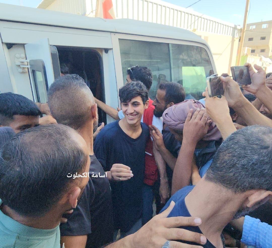 وصل قبل قليل أسرى محررين إلى مستشفى شهداء الأقصى في مدينة دير البلح بواسطة سيارات الصليب الأحمر...