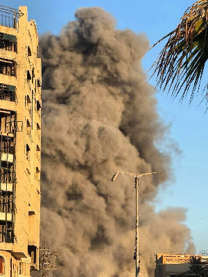 إجمالي غارات الاحتلال على المباني والعمارات ومراكز الإيواء بمحافظة غزّة، منذ الصباح وحتى الساعة 6:40 مساءً:

- استهداف مدرسة الست سورة ق محيط سويدي ال...