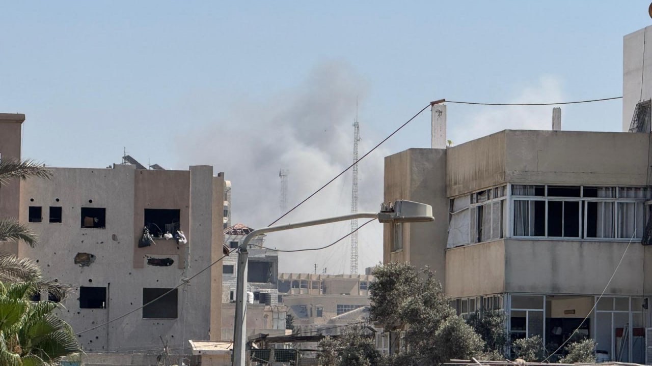 غارات إسرائيلية تدمر مبنى يؤوي نازحين في الجامعة الإسلامية غربي مدينة غزة...