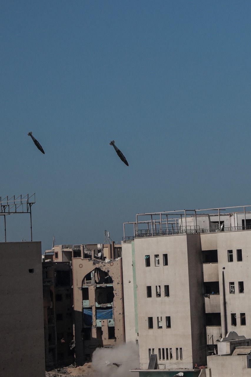 متابعة | مجزرة في محيط الجامعة الإسلامية:

ـ الاحتلال قصف مبنى الجامعة الإسلامية غربي غزة 3 مرات متتالية.

ـ بعد القصفين الأول والثاني عاد عدد من النا...