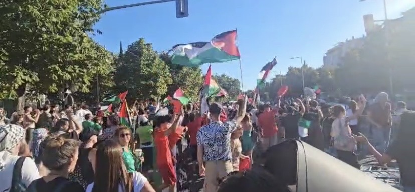 متظاهرون متضامنون مع فلسطين يوقفون سباق "لا فويلتا إسبانيا" بعد قطع الطريق الرئيسي وسط مدريد؛ احتجاجا على مشاركة الاحتلال الإسرائيلي في السباق....