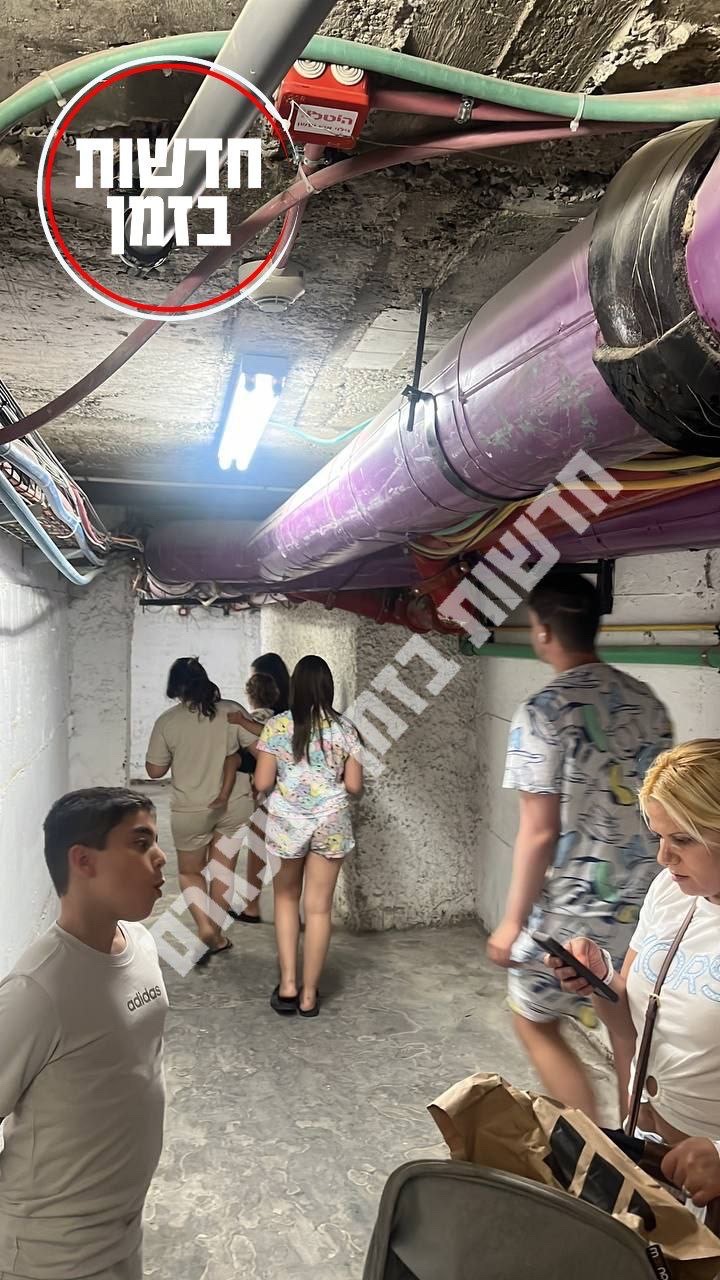 هرب المستوطنون إلى الملاجئ في إيلات جنوب فلسطين المحتلة نتيجة دوي صافرات الإنذار بعد عبور طائرة مسيرة....