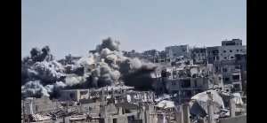 في الساعة الأخيرة، شن طيران الاحتلال غارات عنيفة استهدفت بنايات سكنية في شارع العيون بحي الشيخ رضوان شمال غربي مدينة غزة، وأخرى شرقي دير البلح وسط الق...