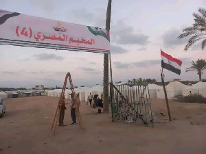 اللجنة المصرية تقيم مخيمًا إيوائيًا في جنوب غرب الزوايدة يضم عشرات الخيام للنازحين من غزة مع مرافق صحية متنقلة....