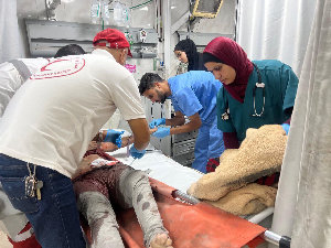 فيديو - حالة من الخوف والهلع بين المواطنين والنازحين في محيط أبراج عين جالوت بمخيم النصيرات، بعد تلقي سكان الأبراج إشارة لإخلاء برج 8 تمهيدًا لقصفه، و...