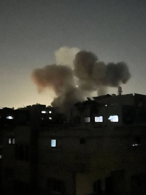 اهتزازات وأصوات انفجارات تهز وسط وجنوب الضفة الغربية مع تفجير الاحتـلال  لمنازل وأبراج سكنية في  مناطق مختلفة من غزة هذه الليلة....