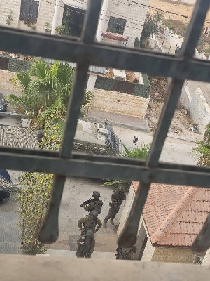 قوات الاحتلال شنت فجر اليوم سلسلة اقتحامات في مدن وبلدات الضفة الغربية، طالت بيت أمر شمال الخليل باقتحام مبنى البلدية واحتجاز موظفين، والخليل بمداهمات...