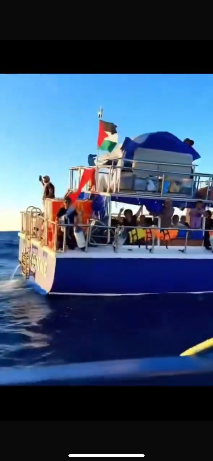 فيديو| سفن قافلة الصمود القادمة من إيطاليا وإسبانيا وتونس تلتقي في عرض البحر قرب مالطا في طريقها نحو قطاع غزة لكسر الحصار....