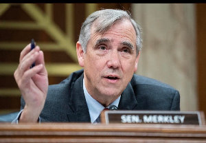 أول مشروع قرار في مجلس الشيوخ الأميركي للاعتراف بدولة فلسطينية.
قدّم السيناتور الديمقراطي جيف ميركلي، مدعوماً بعدد من أعضاء مجلس الشيوخ، أول مشروع قرا...