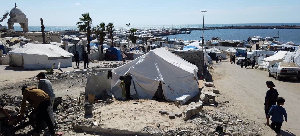 تكاليف باهظة تثقل كاهل النازحين في غزة: أجرة النقل تصل إلى 1000 دولار، والخيمة العائلية تُباع بـ2000 دولار، فيما تبلغ تكلفة استئجار قطعة الأرض لإقامته...