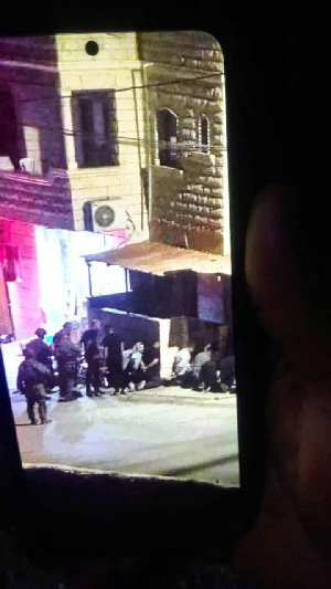 فيديو - تواصل قوات الاحتلال الإسرائيلي حملاتها في مناطق متفرقة من الضفة الغربية؛ إذ اقتحمت بأعداد كبيرة عدة أحياء في بلدة أبو ديس شرق القدس بشكل متزام...