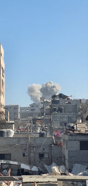 في أبرز تطورات القصف المستمر منذ ساعات الصباح على قطاع غزة، يواصل الاحتلال الإسرائيلي شن غارات جوية وقصف مدفعي، ما أدى إلى وقوع شهداء ومصابين. ومن أبر...