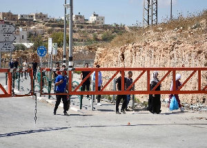 الاحتلال يواصل إغلاق مداخل عدة قرى وبلدات شمال غرب رام الله، وبحسب مصادر محلية لأجيال فإن الاحتلال أغلق منذ عصر اليوم البوابة الحديدية المقامة عند مدخ...