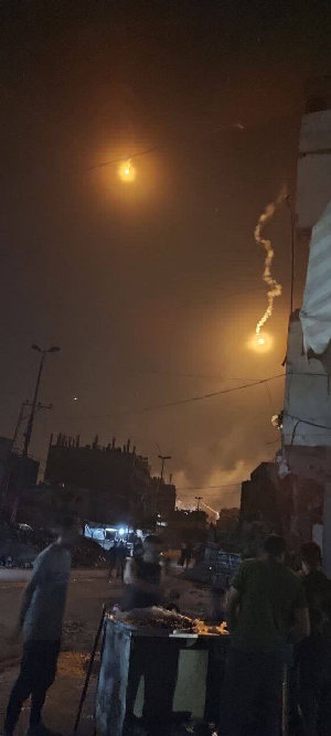 يواصل الاحتلال الإسرائيلي قصفه المكثف على قطاع غزة بعد منتصف الليل، ما أدى إلى سقوط شهداء وإصابات وحدوث دمار واسع في الأحياء السكنية.

🔹 قصف منزل لعائ...