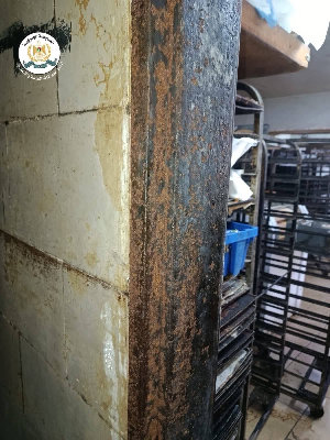 الضابطة الجمركية والصحة يوقفان مخبزًا عن العمل في رام الله لافتقاره للشروط الصحية والبيئية المطلوبة، وضبط بداخله 304 كيلو مواد غذائية غير صالحة للاسته...