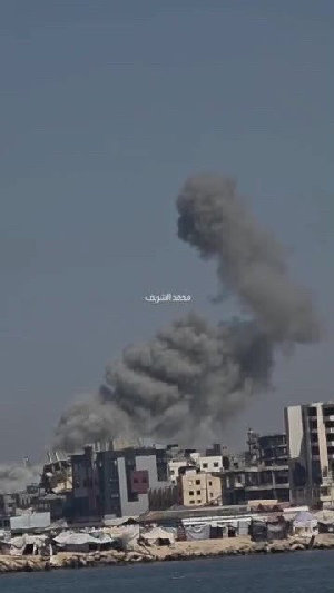 تصعيد إسرائيلي واسع على قطاع غزة؛ شهداء وإصابات جراء قصف محيط نادي خدمات البريج، وفي أحدث حصيلة استشهاد 4 أطفال وسيدتين بقصف الاحتلال لمخيم البريج وسط...