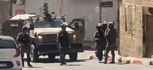 استمرار الاقتحامات في الضفة الغربية وكان اخرها:
	•	قوات الاحتلال تقتحم مدينة حلحول شمال الخليل.
	•	مداهمة عدد من المنازل في جبل الرحمة بمدينة الخليل.
...