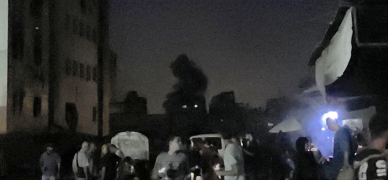 فيديو | في أحدث تطورات القصف على غزة:
	•	زوارق الاحتلال تطلق النار باتجاه المناطق الشمالية الغربية لمدينة غزة.
	•	طائرات الاحتلال تواصل شن غارات عنيفة...