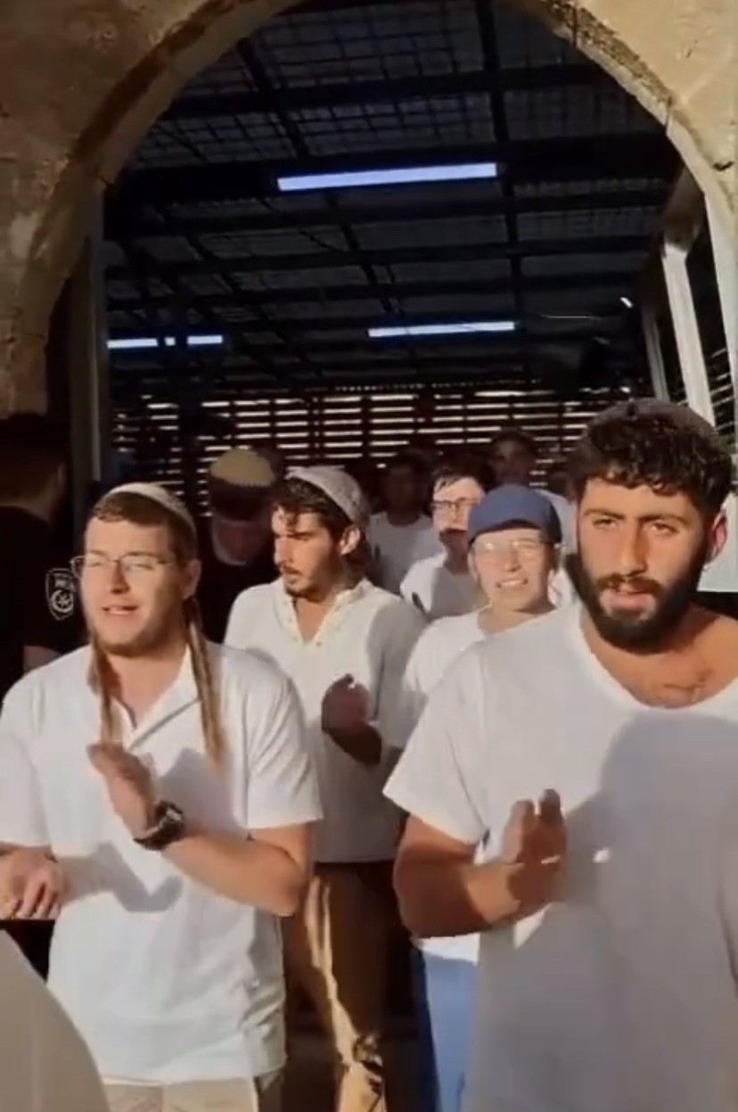 فيديو| رقصات وغناء المستوطنين خلال اقتحامهم المسجد الأقصى المبارك بمناسبة رأس السنة العبرية....