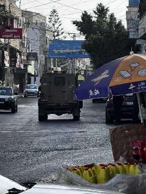 فيديو| تواصل قوات الاحتلال اقتحامها للمحافظات الفلسطينية، حيث شنت منذ مساء أمس سلسلة مداهمات واسعة طالت عدداً من البلدات والمخيمات، وحولت بعض المنازل ...