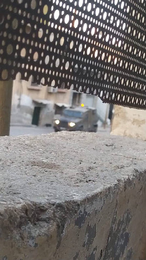 فيديو - يواصل جيش الاحتلال الإسرائيلي اقتحاماته في الضفة الغربية؛ حيث اقتحمت قواته مدينة دورا جنوب الخليل، وأطلقت قنابل الغاز والصوت باتجاه المركبات و...