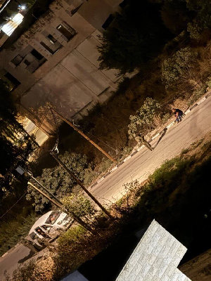 قوات الاحتلال تواصل حملات المداهمة في الضفة الغربية، حيث يحتجز الجنود عدداً من الشبان وقومون بتفتيش المركبات قرب مستشفى ابن سينا في جنين، واعتقال شابي...