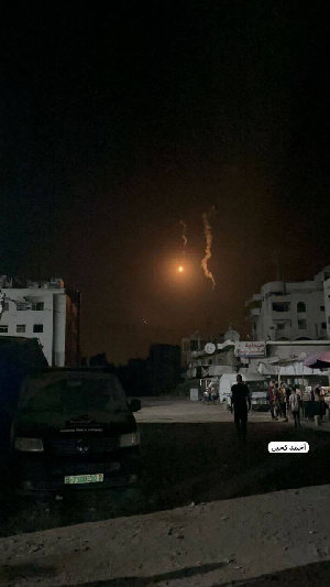 تصاعد القصف الإسرائيلي على مدينة غزة، وجاءت أبرز التطورات:
	•	جيش الاحتلال ينسف منازل سكنية عبر عربات مفخخة في حي الشيخ رضوان وشارع الجلاء شمال المدين...