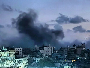 آخر التطورات في مدينة غزة وشمالها:

- تشهد مدينة غزة منذ ساعات الصباح غارات جوية عنيفة استهدفت حيي الصبرة والزيتون، تزامناً مع قصف مدفعي متواصل امتد ن...