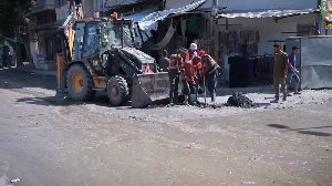 فيديو -  رغم شحّ الإمكانيات وتواصل القصف، تواصل طواقم بلدية غزة عملها الإنساني في معالجة طفح مياه الصرف الصحي التي غمرت الشوارع، في محاولة للتخفيف من ...