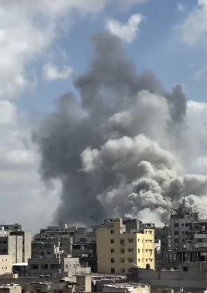 ما زال القصف الإسرائيلي متواصلًا على قطاع غزة، وقد أسفر عن سقوط شهداء وجرحى، وهذه أبرز الأحداث خلال الساعات الماضية:
	•	مروحية عسكرية أطلقت نيران رشاش...