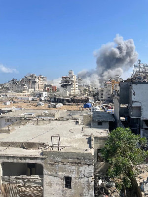 تصعيد إسرائيلي واسع على قطاع غزة منذ ساعات الصباح: 
حيث تواصل قوات الاحتلال الإسرائيلي تنفيذ غارات وقصف مدفعي مكثف على مختلف مناطق قطاع غزة منذ ساعات ...