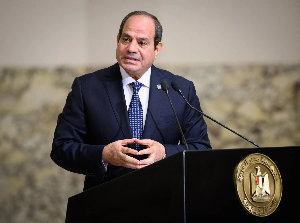 الرئيس المصري عبد الفتاح السيسي: "لا يجب أن يطلب أحد مني أن أراهن بحياة المصريين عبر الدخول في صراع من أجل إدخال المساعدات بقوة"...