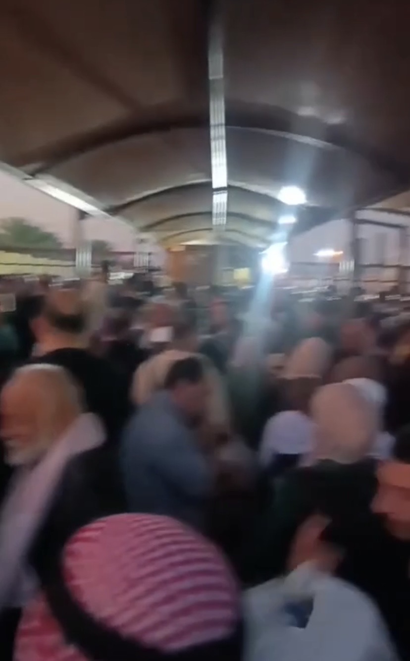 تواجد عدد كبير من المسافرين الفلسطينيين منذ منتصف الليل وحتى فجر اليوم أمام جسر الملك حسين لدخول الضفة الغربية، مع استمرار تزايد الأعداد. كما توجد أعد...