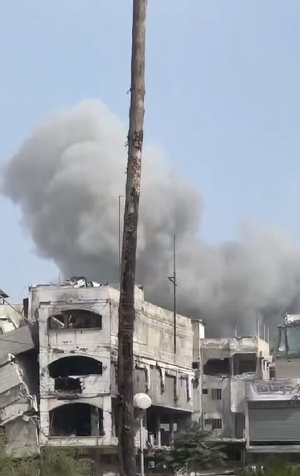 ما زال القصف العنيف متواصلاً على مختلف مناطق قطاع غزة منذ ساعات الصباح، مخلفًا شهداء وجرحى. ومن أبرز الاستهدافات:
	•	قصف مدفعي شرق مدينة دير البلح وسط...