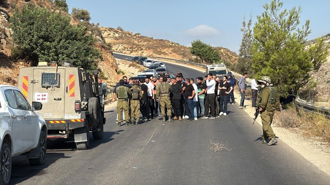 فيديو| جانب من أعمال الحفر وشق الطريق الاستيطاني، في طريق جريوت غربي مدينة رام الله من قبل قوات الاحتلال لليوم الثاني على التوالي، بالتزامن مع احتجاج ...