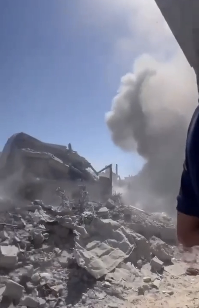 فيديو | لحظة استهداف طائرات الاحتلال طواقم الخدمات الطبية والصحفيين بشكل مباشر غرب مدينة غزة....