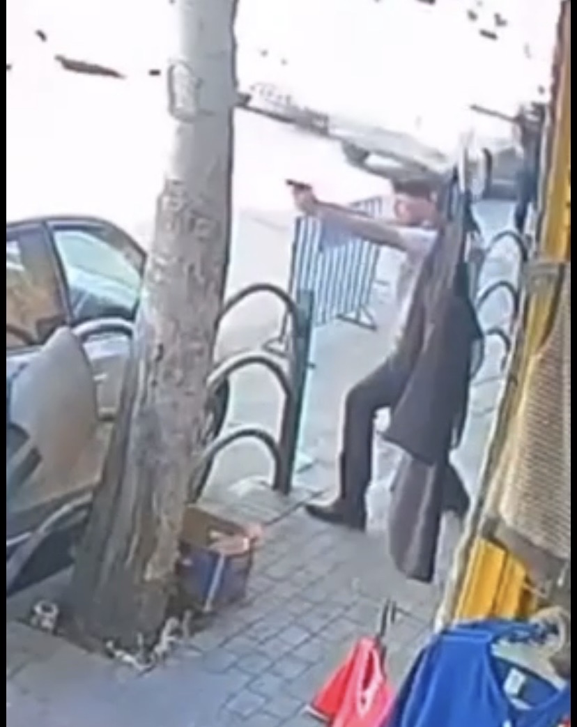 فيديو يظهر اشتباك الشرطي مع اللصوص أثناء سرقة متجر المجوهرات أمس في باب الزاوية بالخليل....