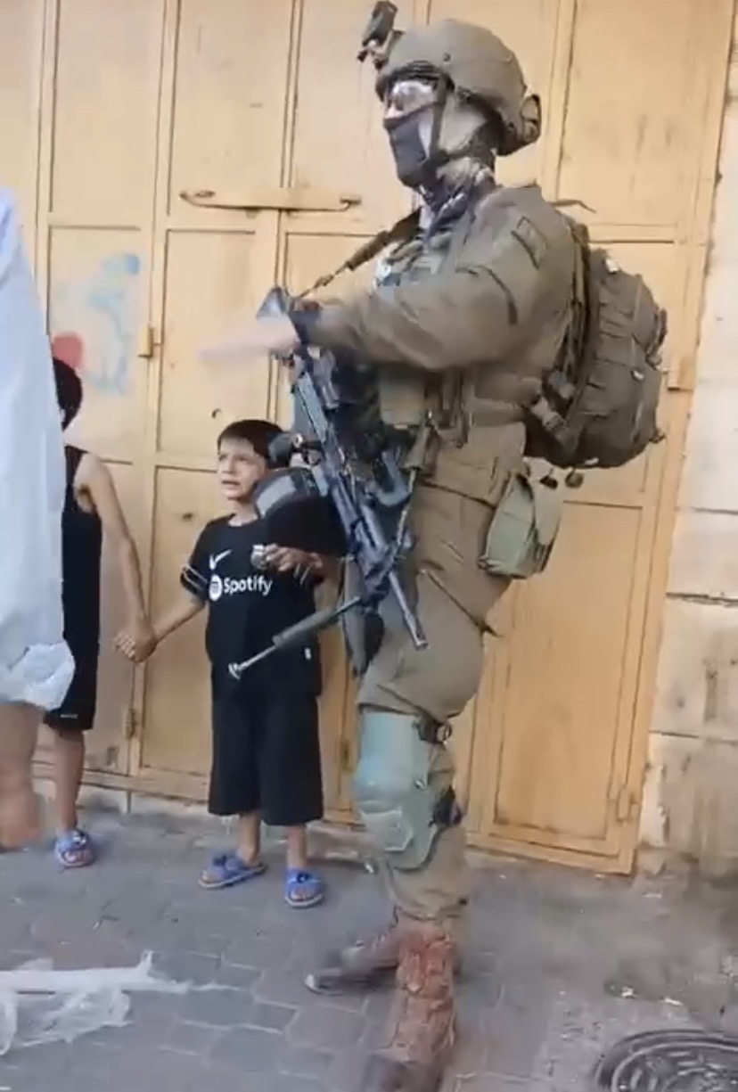 شاهد| قوات الاحتلال تقتحم مدينة الخليل وتحتجز طفلين يبلغان من العمر 4 سنوات....