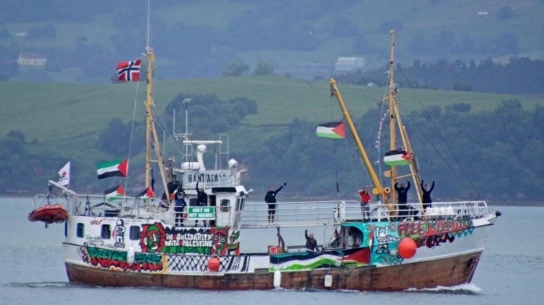 أعربت الحكومة الأسترالية عن قلقها البالغ بشأن سلامة مواطنيها في أسطول الصمود الذي يهدف إلى إيصال المساعدات إلى غزة. كما قدمت احتجاجات رسمية لإسرائيل ب...