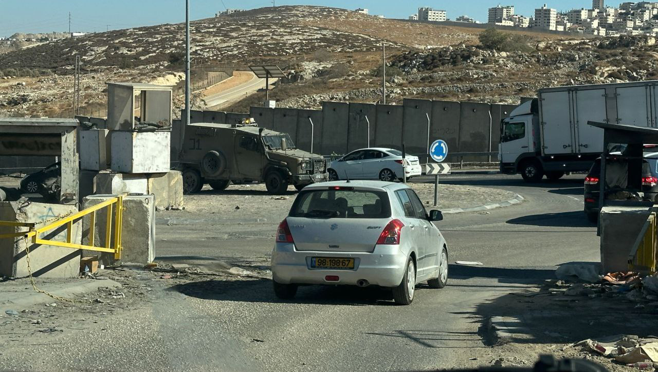 انتشر جيش الاحتلال بين مناطق حزما وعناتا والرام شمال القدس المحتلة، قبل ساعات من بدء ما يُسمى بـ"عيد الغفران العبري"....